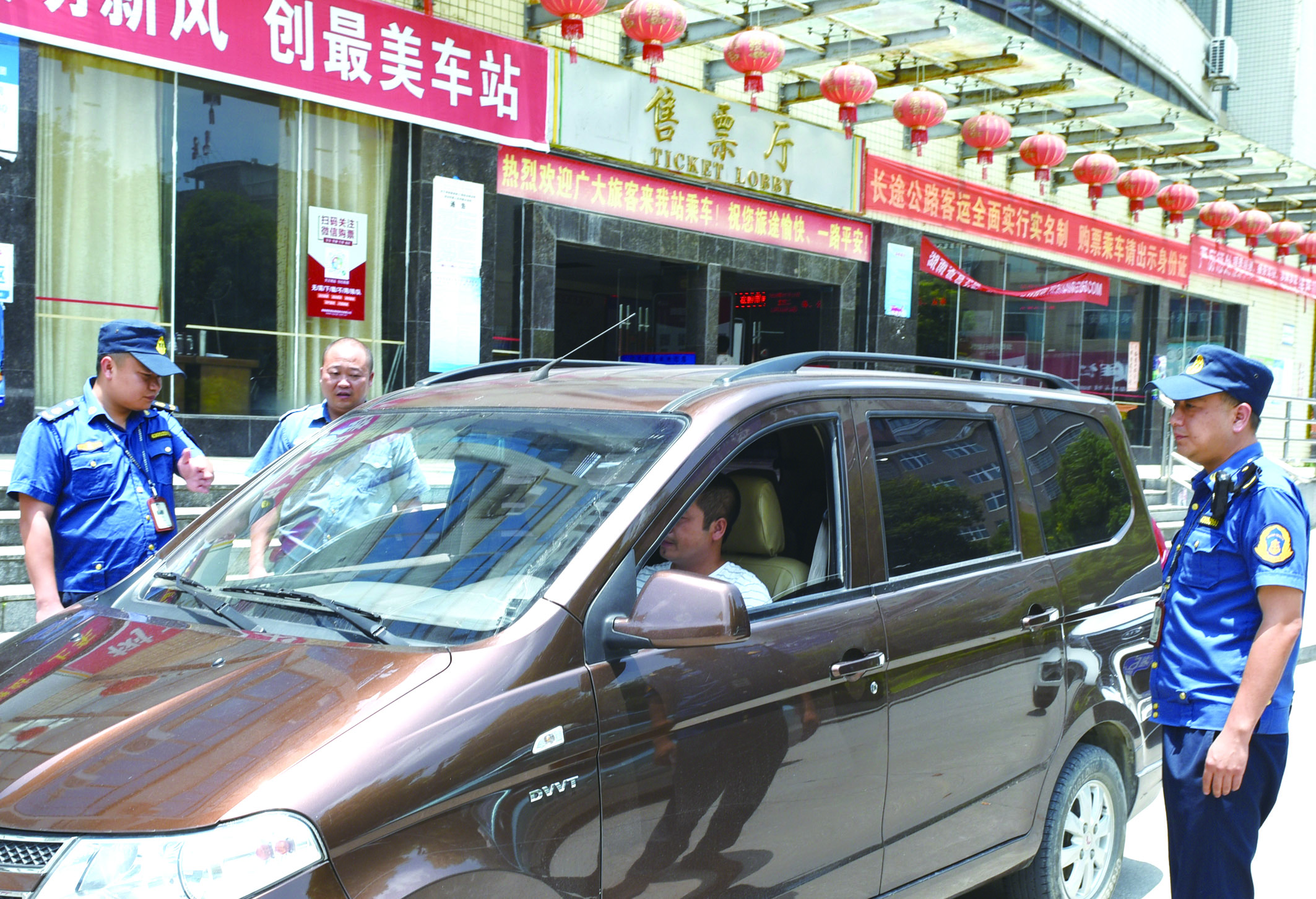 7月10日，洞口縣黃橋鎮(zhèn)副鎮(zhèn)長謝揚標（右）在黃橋汽車站檢查營運客車安全檢查情況。近段時間以來，黃橋汽車站全面排查交通安全等方面存在的安全隱患，并及時予以整改到位，做到防患于未然，確保安全生產(chǎn)工作萬無一失。據(jù)了解，今年上半年已消除交通安全隱患10余起。  李祖冠    攝影報道 