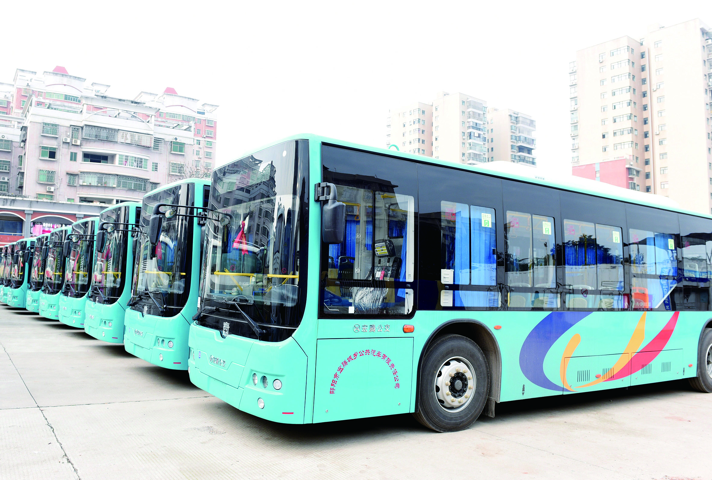 2月26日，筆者在宏騰城鄉(xiāng)公共汽車公司偌大的停車坪見到，其30輛公交車輛成一字型排列整裝待發(fā)。