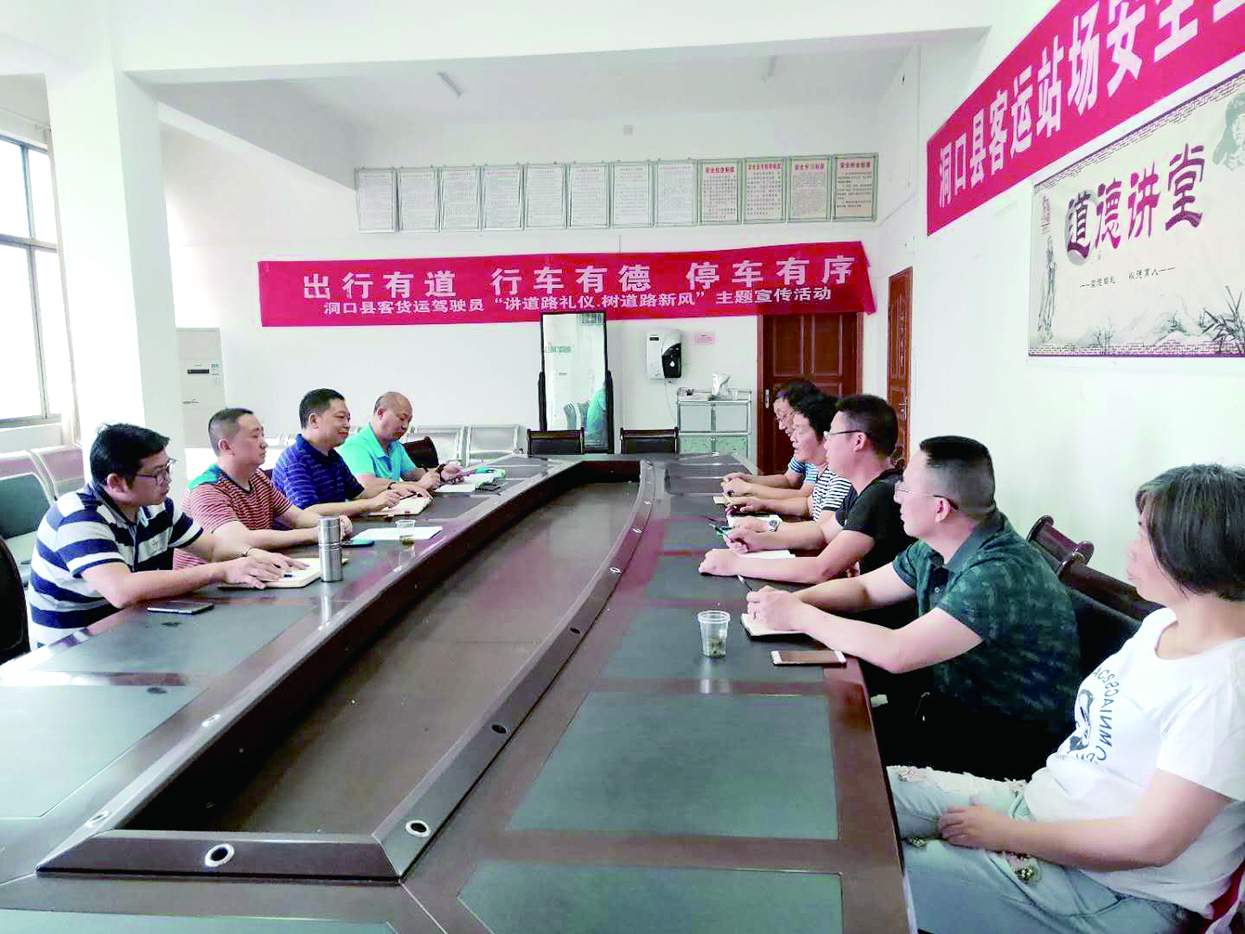 6月12日至13日，集團公司董事、副總經(jīng)理唐新宇率辦公室、房產(chǎn)基建、企管部門負責(zé)人深入分公司就門面合同等事項進行核查和清理，并對門面經(jīng)營狀況調(diào)研。據(jù)悉，兩天時間核對門面合同144份。 ? 為切實加強企業(yè)內(nèi)部管理，集團公司決定對全司門面管理開展清理，成立集團公司門面清理領(lǐng)導(dǎo)小組以抓好此項工作。圖為唐新宇（左二）在洞口客運分公司部署相關(guān)工作。 祖冠 攝影報道